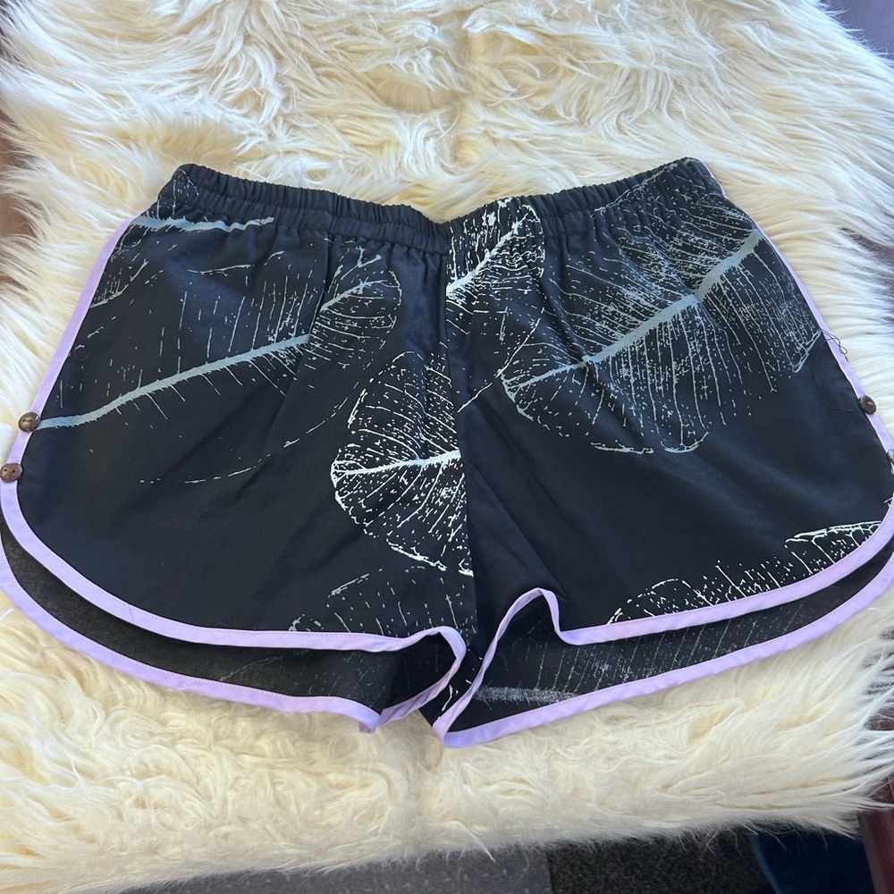 Kealopiko All Aloha med black shorts
